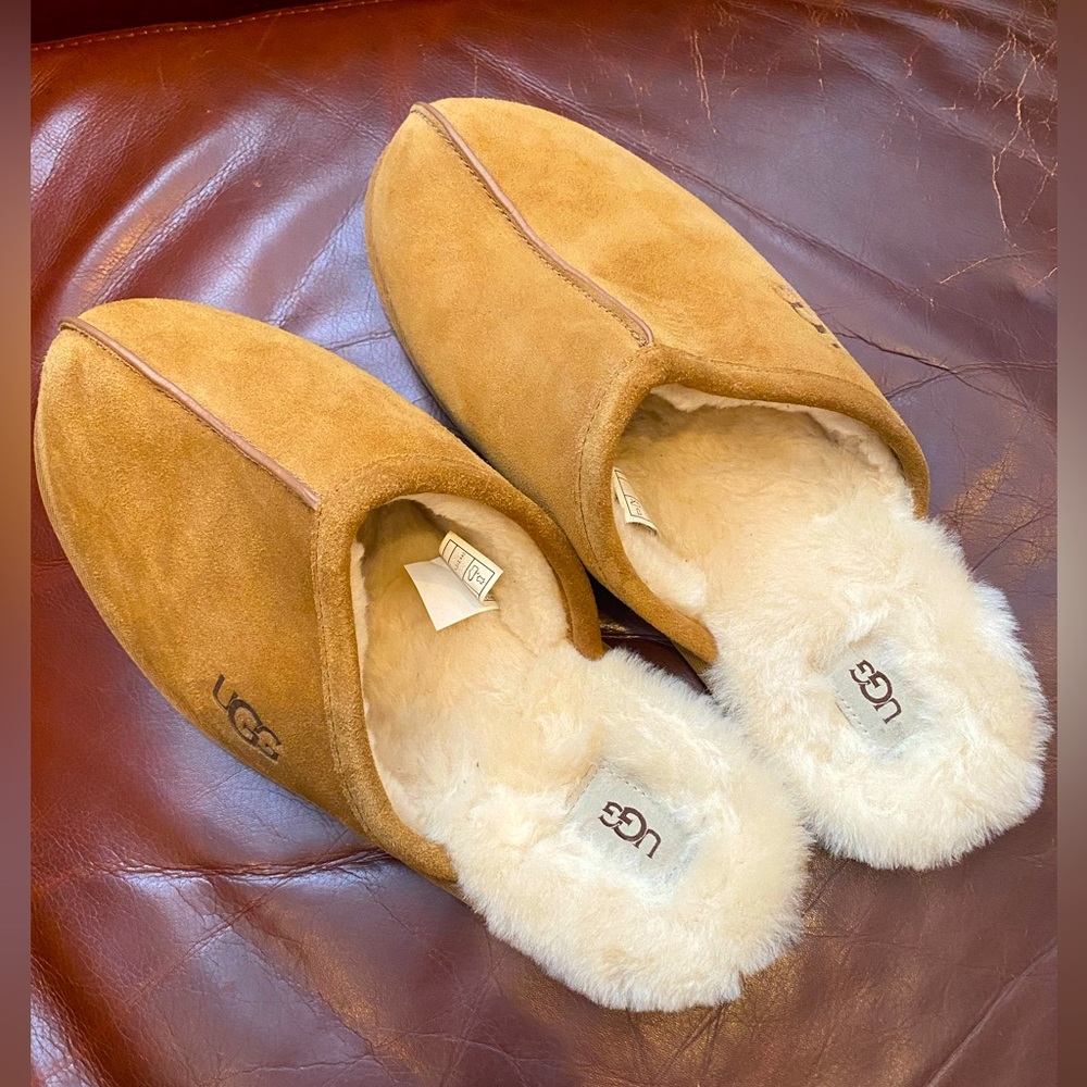 Ugg Mens Slippers. Gently used, worn only a few times. So comfy! Fits 12-13 Men
